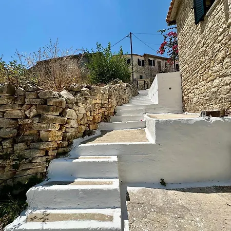 Chrysavgi Stone House * Κατομέρι